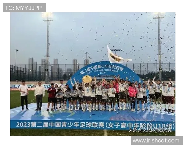 体彩店内足球明星装扮吸引球迷目光提升购彩热情