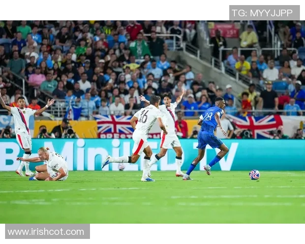 足球巨星跨界挑战篮球赛场引发热议与关注