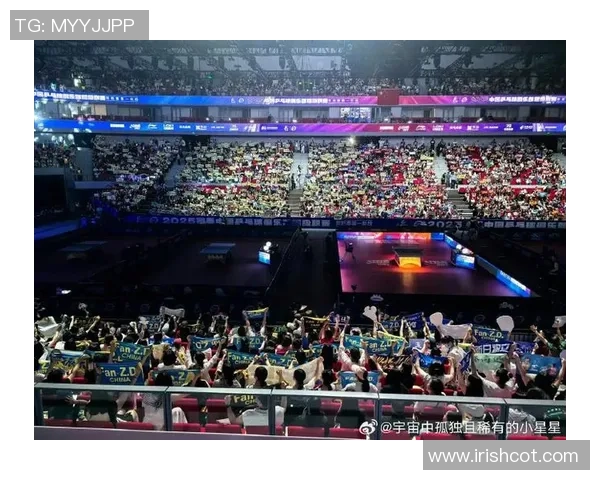 足球明星在街头被粉丝认出瞬间引发热烈围观与欢呼声